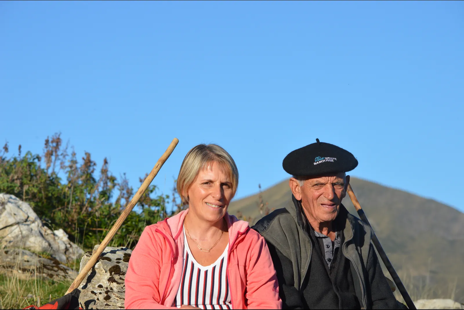Deux bergers souriant pendant la descente d’estive
